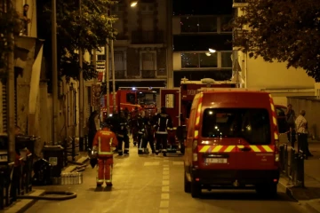 Des pompiers sur les lieux d'un incendie dans un immeuble d'habitation à Aubervilliers, le 19 août 2018