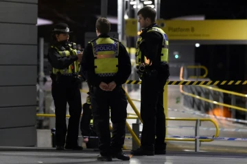 Des policiers se tiennent dans la gare de Manchester où a eu lieu l'attaque au couteau ayant fait trois blessés, dans la nuit du 31 décembre 2018 au 1er janvier 2019