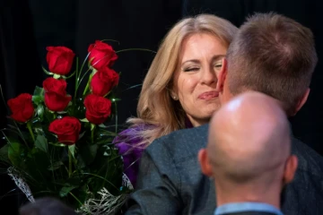 L'avocate Zuzana Caputova reçoit les félicitations de ses partisans après l'annonce de sa victoire à l'élection présidentielle, le 30 mars 2019 à Bratislava, en Slovaquie