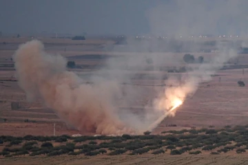 Un missile tiré par les forces turques vers la ville syrienne de Ras al-Aïn depuis le côté turc de la frontière à Ceylanpinar, le 15 octobre 2019
