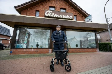 Albrecht Weinberg, survivant de la Shoah, devant la maison de son enfance à Rhauderfehn, près de Leer, le 30 décembre 2024 en Allemagne