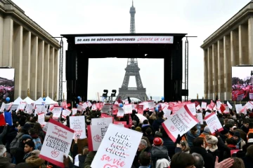 Des opposants à l'avortement manifestent dans le cadre de la "marche pour la vie", le 19 janvier 2025 à Paris  