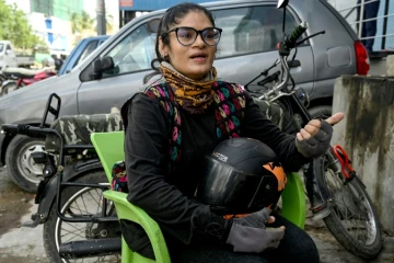Amina Sohail, employée comme moto-taxi chez Bykea, un fournisseur local de services de covoiturage, lors d'un entretien avec l'AFP à Karachi, le 19 août 202 au Pakistan