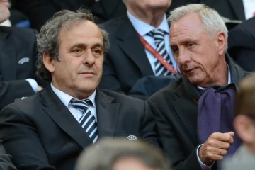 La légende néerlandaise du football Johan Cruyff (d) et Michel Platini, alors président de l'UEFA, assistent au match de l'Europa League Benfica-Chelsea, le 15 mai 2013 à Amsterdam