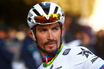 Le Français Julian Alaphilippe de l'équipe Deceuninck après avoir franchi la ligne d'arrivée de la 5e étape de la course cycliste Tirreno Adriatico, 155 km de Sefro à Fermo, le 11 mars 2022