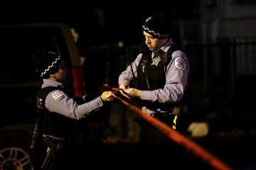 Des policiers sécurisent une zone où un crime vient d'être commis à Chicago, le 18 novembre  2016
