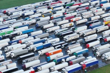Des poids lourds bloqués sur le site de l'aéroport de Manston (Royaume-Uni), le 23 décembre 2020