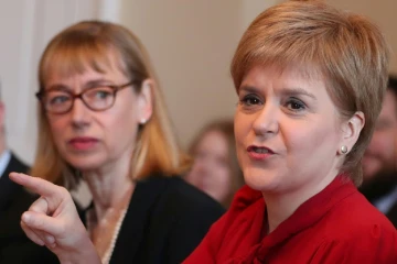 La Première ministre écossaise Nicola Sturgeon (D) à Edimbourg, le 14 mars 2017