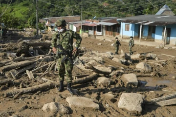 Un soldat colombien dans les décombres causés par une coulée de boue, le 4 avril 2017 à Mocoa