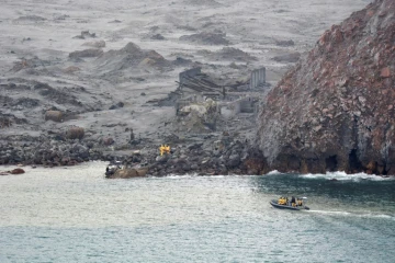 Photo prise et publiée le 13 décembre 2019 par les forces  néo-zélandaises recherchant des corps de victimes après l'éruption meurtrière d'un volcan sur White Island