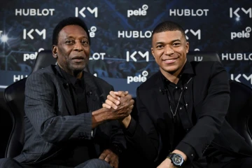 Le joueur du PSG Kylian Mbappé et la légende Pelé lors d'un entretien avec l'AFP à l'Hôtel Lutetia à Paris le 2 avril 2019