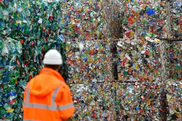 Un employé du syndicat de collecte des déchets Kerval, à Ploufragan, le 21 août 2018