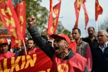 Un manifestant défile le 1er mai 2017 à Istanbul quelques instants avant son arrestation par la police anti-émeute