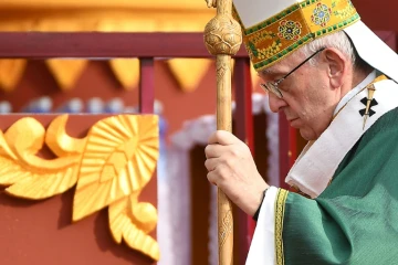 Le pape François s'apprête à célébrer une messe en pleine air, le 29 novembre 2017 à Rangoun, en Birmanie