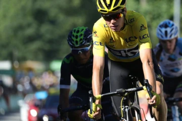 Le Colombien Nairo Quintana (g) et le maillot jaune du Tour de France Christopher Froome, lors de la 15e étape, le 17 juillet entre Bourg-en-Bresse et Culoz