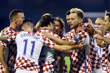 Les Croates se congratulent après l'un de leurs quatre buts contre la Grèce, le 9 novembre 2017 à Zagreb
