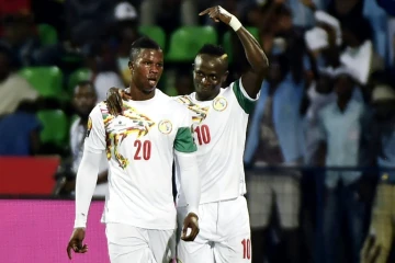 L'attaquant Sadio Mané (d) fête son but, pour le Sénégal face au Zimbabwe, avec l'attaquant Keita lors de la CAN, le 19 janvier 2017 à Franceville