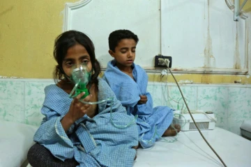 Des enfants syriens soignés dans un hôpital de campagne après des accusations d'attaque chimique par le régime sur la région de Chifouniyé dans la Ghouta orientale, le 25 février 2018