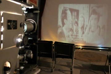 Projection d'un film dans le sous-sol de l'Irakien Abdel Qader al-Ayoubi dans la ville de Kirkouk, le 27 juillet 2018