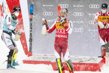 Le Français Clément Noël (2e), l'Autrichien Manuel Feller (1er) et son compatriote Marco Schwarz, sur le podium après le slalom de Coupe du monde, le 16 janvier 2021 à Flachau (Autriche)