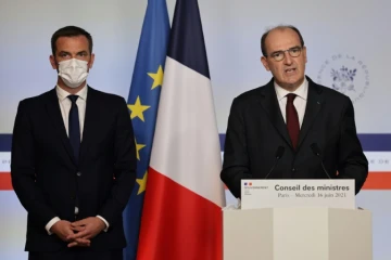 Le ministre de la Santé Olivier Véran (G) et le Premier ministre Jean Castex à Paris le 16 juin 2021