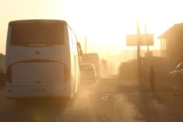 Photo de bus évacuant de la Ghouta orientale des combattants du groupe rebelle Jaich al-Islam et leurs proches, à leur arrivée dans la ville syrienne d'Azaz, le 5 avril 2018