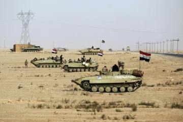 Des forces irakiennes et du Hachd al-Chaabi avancent dans la zone désertique pour reprendre les dernières poches au groupe Etat islamique dans la province d'Al-Anbar, le 2 novembre 2017