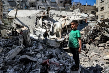 Un enfant se tient parmi les ruines d'un bâtiment effondré, le 9 avril 2024 à Rafah dans la bande de Gaza