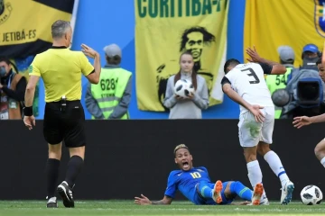 La star du Brésil Neymar (au sol) réclame un penalty lors du match contre le Costa Rica à Saint-Pétersbourg, le 22 juin 2018