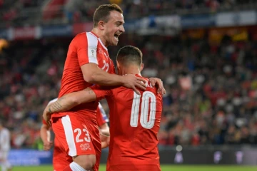 Les Suisses Xherdan Shaqiri (g) et Granit Xhaka lors du match de qualification pour le Mondial 2018 face à la Hongrie le 7 octobre 2017 à Bâle