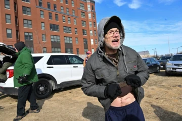 Kevin Loftus, poursuivi pour l'assaut du Capitole et tout juste libéré de prison, le 21 janvier 2025 devant la prison de Washington