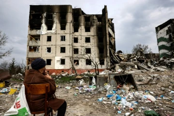 Antonina Kaletnyk devant un immeuble détruit par les bombardements russes, le 8 avril 2022 au nord-ouest de Kiev, en Ukraine