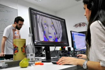 Une animatrice 3D travaille sur le jeu vidéo "Reconstruction", à Bogota, le 14 décembre 2016