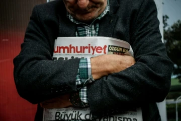 Le président du directoire du quotidien d'opposition turc Cumhuriyet, Akin Atalay, a été arrêté et placé en garde à vue vendredi, a annoncé le journal