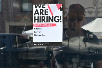 Une affichette "On embauche" sur la vitrine d'un restaurant, le 17 août 2022 à Los Angeles, en Californie