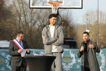 La star française des Spurs de San Antonio, Victor Wembanyama, lors de l'inauguration de terrains de basket dans sa ville d'origine, Le Chesnay, près de Paris, le 21 janvier 2025