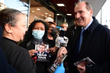   Non, Jean Castex n'a pas été "surpris en train de faire campagne illégalement" pour Emmanuel Macron