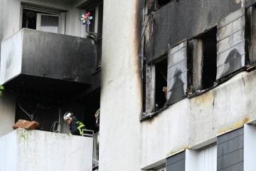 Un pompier sécurise un immeuble d'habitation où un incendie s'est déclaré pendant la nuit, le 6 juin 2025 à Reims, dans la Marne
