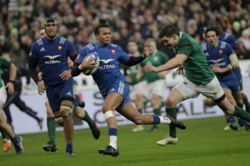 L'ailier du XV de France Teddy Thomas échappe à un joueur irlandais pour aller inscrire un essai lors du Tournoi des six nations, le 3 février 2018 au Stade de France à Saint-Denis    