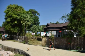 Un enfant joue au ballon à Mawlynnong, dans le nord-est de l'Inde, le 8 novembre 2015