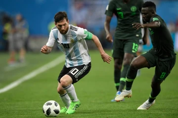 L'attaquant de l'Argentine, Lionel Messi (à g.) se disputant la balle avec des joueurs nigérians, le 26 juin 2018 à Saint-Pétersbourg lors du Mondial 2018 en Russie