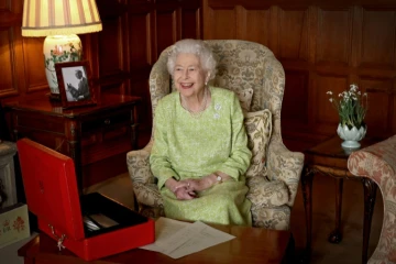 Photo fournie le 6 février 2022 par Buckingham Palace montrant la reine Elizabeth II à Sandringham le 2 février 2022
