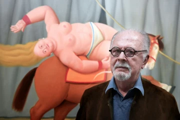 L'artiste colombien Fernando Botero pose devant une de ses oeuvres, exposée à l'Hôtel de Caumont, à  Aix-en-Provence, le 22 novembre 2017