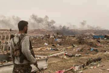 Un combattant des Forces démocratiques syriennes (FDS) constate les dégâts dans le village de Baghouz, dernier réduit des jihadistes du groupe Etat islamique (EI) tombé la veille, dans l'est de la Syrie, le 24 mars 2019