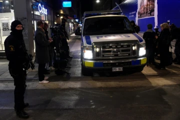 Policiers et journalistes sur les lieux de l'attaque au camion bélier dans le centre de Stockholm, le 7 avril 2017