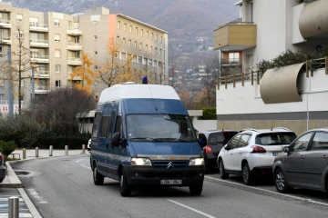 Un véhicule de la gendarmerie dans lequel se trouve le suspect dans l'affaire de la disparition de la petite Maëlys, le 30 novembre 2017 à Grenoble