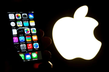 Un smartphone iPhone présenté devant le logo d'Apple le 30 janvier 2015 à Lille