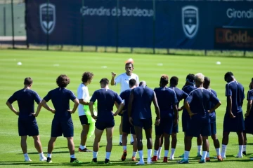 L'entraîneur des Girondins de Bordeaux Gustavo Poyet s'adresse à ses joueurs, le 29 juin 2018 au Haillan