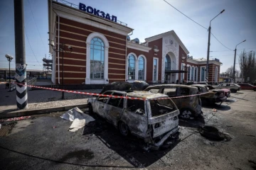Des véhicules calcinés devant la gare de Kramatorsk, cible d'une attaque de missiles russes qui a tué au moins 35 civils, le 8 avril 2022 dans la région du Donbass, dans l'est de l'Ukraine 