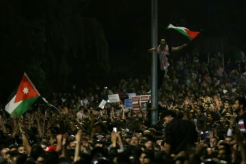 Des manifestants devant les bureaux du Premier ministre jordanien, le 3 juin au soir à Amman